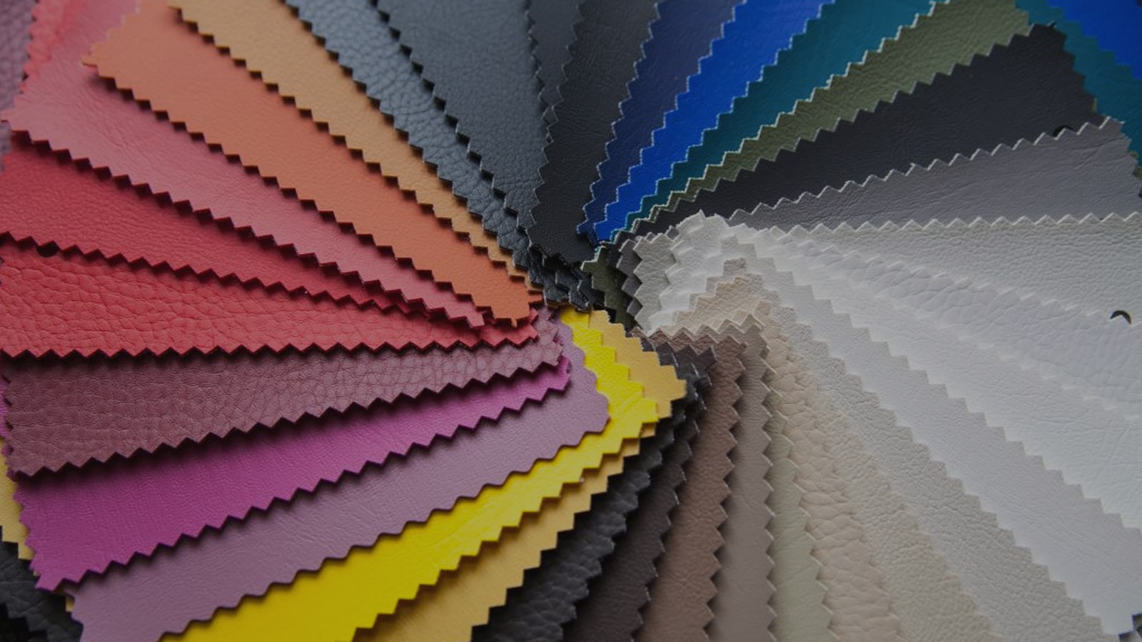 Muestra de vinilo en varios colores dispuestos en abanico, mostrando una amplia gama de tonos y texturas.